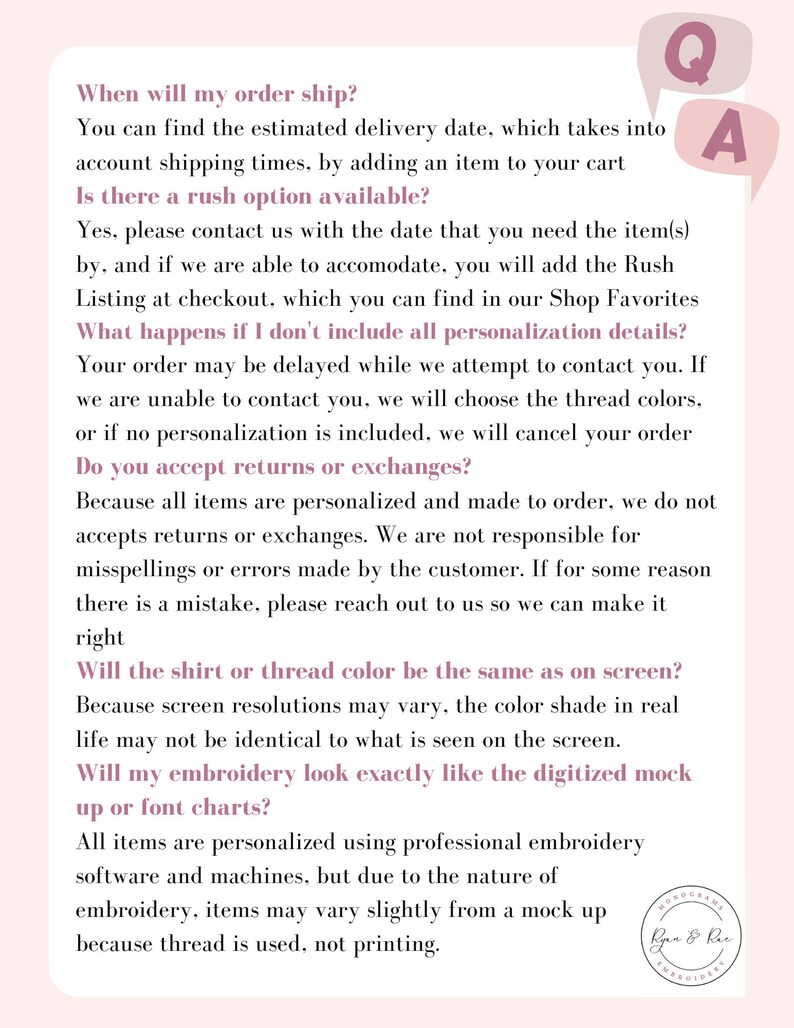 Op de afbeelding: Een lichtroze afbeelding met tekst die veelgestelde vragen over een Etsy-winkel beantwoordt. De tekst bevat informatie over verzending, spoedopties, personalisatie, retourneren en borduurdetails. Een klein cirkelvormig logo staat in de rechter benedenhoek.