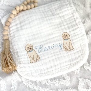 犬好きの赤ちゃんへのギフト | カスタム刺繍モスリンげっぷ布 | パーソナライズされた赤ちゃんげっぷ布 | ベビーシャワーギフト | 新生児ギフト | ゴールデンドゥードル