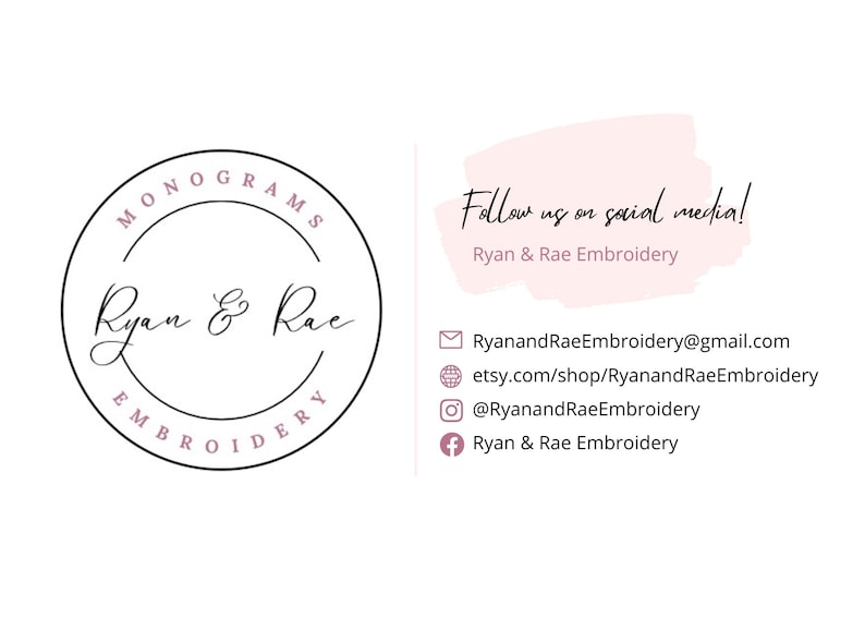 Op de afbeelding: Witte achtergrond met een cirkelvormig logo met de tekst "MONOGRAMS EMBROIDERY" en de cursieve tekst "Ryan & Rae". De afbeelding bevat ook de tekst "Volg ons op social media!" en contactgegevens.