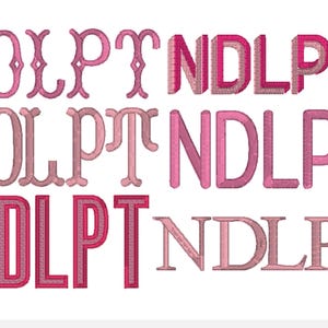 Op de afbeelding: Een afbeelding toont zes verschillende geborduurde tekststijlen van de letters NDLPT in verschillende roze tinten. Elke stijl is genummerd en toont verschillende lettertypen en stiktechnieken voor monogram- of personalisatieprojecten.