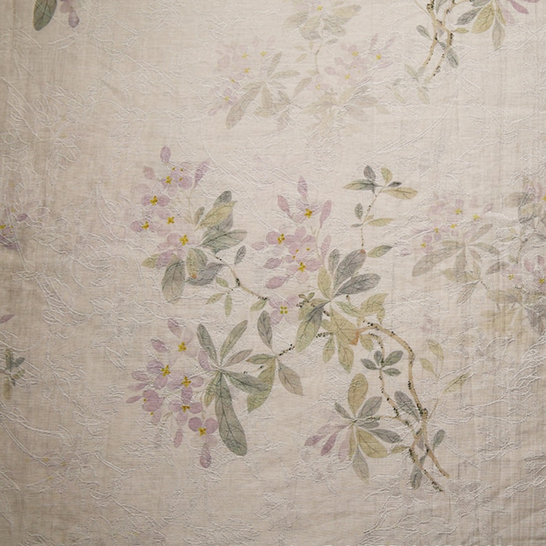 Pu&ograve; includere: Una carta da parati floreale vintage con un delicato motivo di fiori rosa chiaro e foglie verdi su uno sfondo crema.