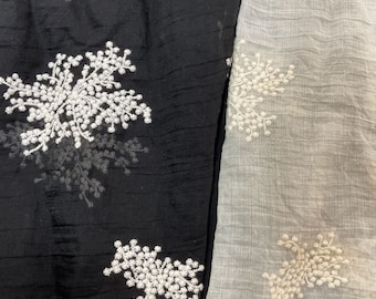 Bloemen geborduurde tencelstof, beige stof, gordijnstof, bloemenstof, geborduurde stof, zomerjurkstof, stof, stof op 1/2-yard gesneden