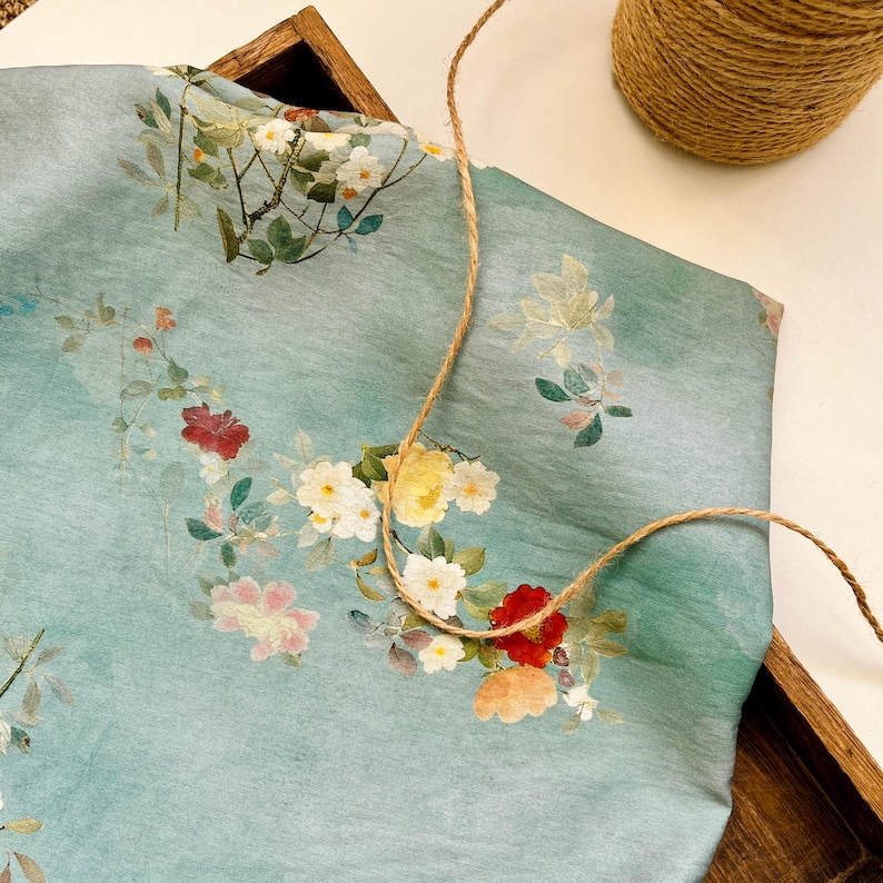 Tryckt blommigt tyg, Tenceltyg, Klädtyg, Sommarklänningstyg, Mjukt tyg, Blommigt tyg, Klänningstyg, DIY-tyg, Pris för 1/2 Yard Blå