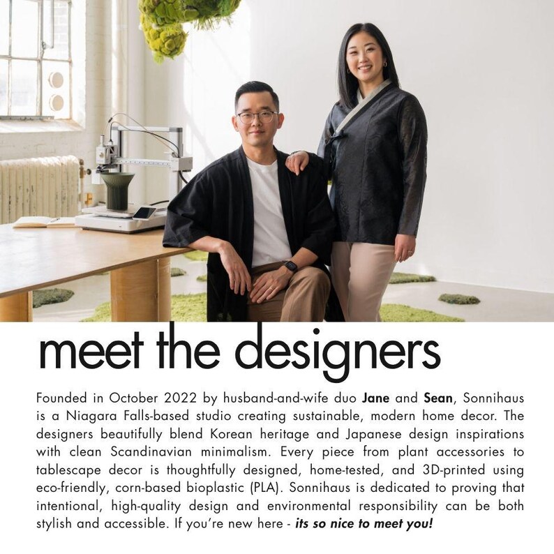 K&ouml;nnte beinhalten: Zwei Personen stehen in einem hellen Studio mit einem 3D-Drucker auf einem Holztisch. Der Text lautet: meet the designers. Gegr&uuml;ndet im Oktober 2022 von dem Duo Jane und Sean, ist Sonnihaus ein Studio in Niagara Falls f&uuml;r Einrichtungsgegenst&auml;nde.