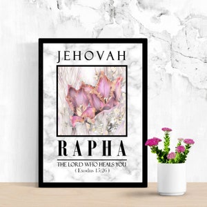 Può includere: Uno sfondo in marmo bianco con una cornice nera attorno a una stampa con le parole "Jehovah Rapha" in testo nero. La stampa include anche un fiore rosa con il testo "Il Signore che guarisce (Esodo 15:26)".
