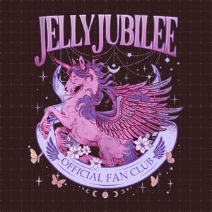 Puede incluir: Ilustración de un unicornio rosa con melena y alas moradas, rodeado de mariposas y flores. El texto "JELLY JUBILEE OFFICIAL FAN CLUB" está arqueado alrededor del unicornio sobre un fondo marrón oscuro.