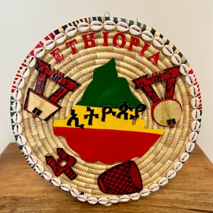 Etiopia Sefed (ሰፌድ) con conchiglie di ciprea - Decorazione da parete tradizionale in cesto rotondo intrecciato a mano - Bandiera dell'Etiopia, Mesob