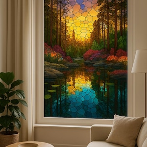 Puede incluir: Una vidriera que representa una escena de bosque con un lago que refleja el cielo. La vidriera presenta una vibrante paleta de colores de azules, verdes, amarillos y rojos. La ventana está enmarcada por un borde blanco y colocada en una sala de estar.