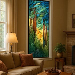 Könnte beinhalten: Ein Buntglasfenster, das eine Waldszene mit Bäumen, Blättern und einem farbenfrohen Himmel zeigt. Das Fenster weist Farbtöne von Blau, Grün, Gelb und Braun auf und erzeugt eine lebendige und künstlerische Darstellung. Das Fenster ist in einem weißen Rahmen gefasst.