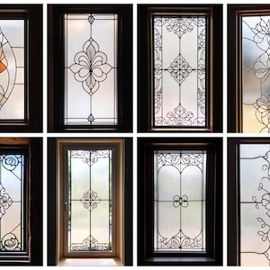 Puede incluir: Ocho diseños diferentes de ventanas de vitrales con marcos negros. Los diseños incluyen un patrón geométrico con vidrio naranja, amarillo y rojo, un patrón floral con una flor de lis central, un patrón geométrico con un trébol central, un patrón floral con un trébol central, un patrón geométrico con un trébol central, un patrón floral con un trébol central, un patrón floral con un trébol central y un patrón floral con un trébol central.