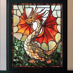 以下が含まれることがあります： オレンジ色の翼とクリーム色の体のドラゴンが描かれたステンドグラスパネル。 ドラゴンは緑の葉と明るい色の空を背景にしています。 パネルは黒いフレームに入っています。