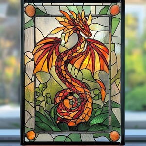 Puede incluir: Panel de vidriera con un diseño de dragón. El dragón es rojo, naranja y amarillo, con alas extendidas y una cola enroscada. El fondo presenta follaje verde y un borde con detalles en naranja.