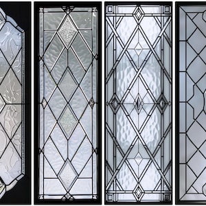 Puede incluir: Cuatro paneles de vidrio decorativos con marcos de metal negro. Cada panel presenta un diseño geométrico único con vidrio transparente y texturizado, incluyendo patrones de diamantes y florales. Ideal para ventanas o puertas, añadiendo un toque elegante.