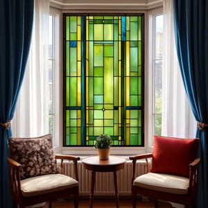 Könnte beinhalten: Ein Buntglasfenster mit einem geometrischen Design in Grün-, Gelb- und Blautönen. Das Fenster ist von einem weißen Fensterrahmen umgeben und befindet sich in einem Erkerfenster. Zwei Holzstühle und ein kleiner runder Tisch stehen vor dem Fenster.