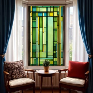 Può includere: Una vetrata con un design geometrico nei toni del verde, giallo e blu. La finestra è incorniciata da un telaio bianco ed è inserita in una finestra a bovindo. La stanza ha tende blu e due sedie di legno.