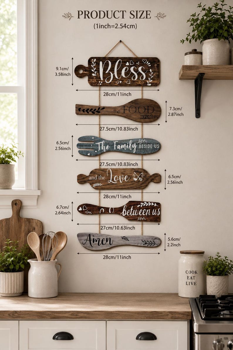 Peut inclure: Un ensemble de six d&eacute;corations murales de cuisine en bois en forme d'ustensiles et d'une planche &agrave; d&eacute;couper. Chaque pi&egrave;ce pr&eacute;sente du texte blanc incluant Bless, the FOOD BEFORE US, The Family BESIDE US, et the Love between us, avec des dimensions en cm.