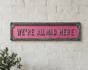 Vintage rosa metallskylt "Vi är alla galna här" | Alice Wonderland-dekor (40 x 10 cm)