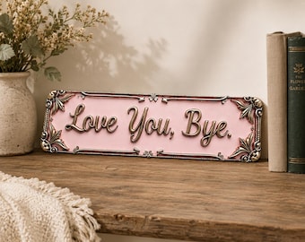 Rosa "Love You Bye" metallskylt 2D platt, 16x4 entrédekor, modern lantlig väggkonst