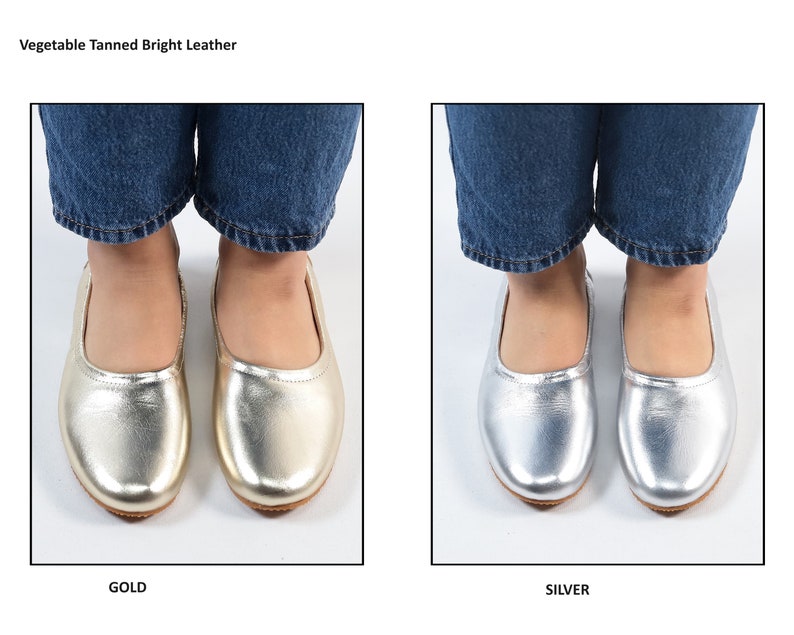 Puede incluir: Dos pares de bailarinas de cuero dorado y plateado. Los zapatos se muestran en una modelo que lleva pantalones vaqueros azules. El texto "Vegetable Tanned Bright Leather" est&aacute; en la parte superior de la imagen. El texto "GOLD" est&aacute; debajo de los zapatos dorados y el texto "SILVER" est&aacute; debajo de los zapatos plateados.