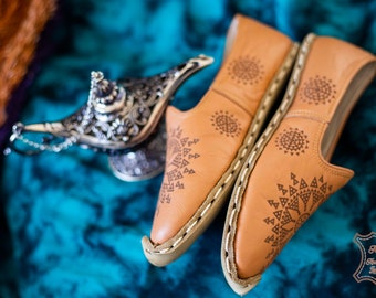 Zapatos yemeníes de cuero tostado hechos a mano: mocasines sin cordones con estampado láser