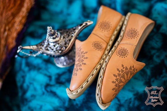 Handmade Tan Leather Yemeni Shoes: Laser Print Slip-on