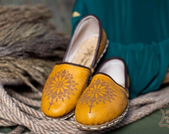Handgefertigte jemenitische türkische Lederschuhe: Senffarbene Aladdin-Hausschuhe für Damen