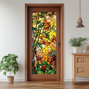 Può includere: Una porta in vetro colorato con un motivo floreale. Il vetro è composto da piccoli pezzi colorati che creano un effetto a mosaico. I fiori sono gialli, arancioni e rossi, e le foglie sono verdi. La porta è incorniciata in legno.