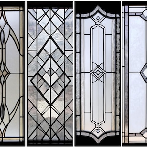 Puede incluir: Cuatro diseños diferentes de ventanas de vidrieras con plomo negro. Los diseños presentan patrones geométricos con una forma de diamante en el centro.
