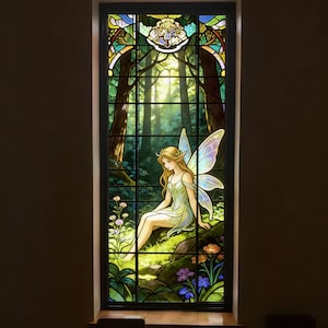 Könnte beinhalten: Buntglasfenster mit einer Fee in einer Waldszene. Die Fee hat blondes Haar, ein hellgrünes Kleid und schillernde Flügel. Der Hintergrund zeigt einen üppigen Wald mit Sonnenlicht, das durch die Bäume scheint. Blumen in Orange, Lila und Rosa sind im Vordergrund.