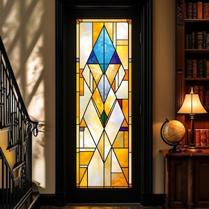 Può includere: Una porta nera con una vetrata con un design geometrico. La finestra presenta una forma a diamante blu centrale, circondata da forme geometriche gialle, bianche e arancioni. La porta è incorniciata da un bordo nero.