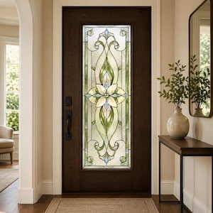 Peut inclure: Une porte en bois brun foncé dotée d'un grand insert en vitrail rectangulaire. Le verre présente un motif floral symétrique dans des tons de vert pâle, bleu doux et crème, accentué par de fines baguettes en métal noir et des panneaux texturés.