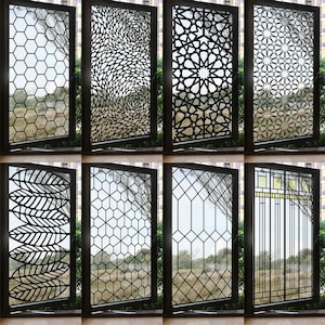 以下が含まれることがあります： 8つの異なる窓枠のデザインのコラージュ。各枠は、黒い金属でユニークな幾何学模様が施されています。模様には、ハニカム、渦巻き、星形、葉のデザイン、さまざまな幾何学模様が含まれています。