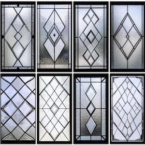 Puede incluir: Nueve diseños diferentes de ventanas de vidrieras con patrones geométricos en forma de diamante. Los diseños son todos en blanco y negro y presentan una variedad de patrones diferentes.