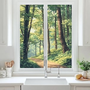 Puede incluir: Un fregadero de cocina con un grifo cromado y una ventana detrás. La ventana muestra una pintura de un camino forestal con árboles y vegetación verde.
