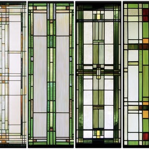 Könnte beinhalten: Vier Bleiglasfenster mit geometrischen Mustern in Grün-, Braun- und Gelbtönen. Die Fenster sind in Schwarz gerahmt.