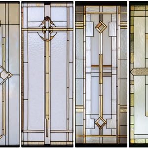 Puede incluir: Cuatro paneles de vidrieras con diseños Art Déco. Cada panel presenta patrones geométricos en tonos de blanco, dorado y marrón, con contornos negros. Los diseños incluyen círculos, diamantes y líneas verticales, creando un aspecto decorativo y artístico.