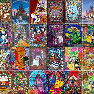 Puede incluir: Un mosaico de vidrieras de colores con varios personajes y escenas de Disney. El mosaico incluye personajes como Mickey Mouse, Cenicienta y Dumbo, así como escenas de películas clásicas de Disney como La Bella Durmiente y La Sirenita.