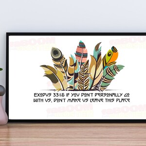 Peut inclure: Une affiche encadrée avec un motif de plumes stylisées dans des tons de marron, jaune, turquoise et rose. Le texte indique : « EXODE 33:15 SI VOUS N'ALLEZ PAS PERSONNELLEMENT AVEC NOUS, NE NOUS FAITES PAS QUITTER CET ENDROIT ».