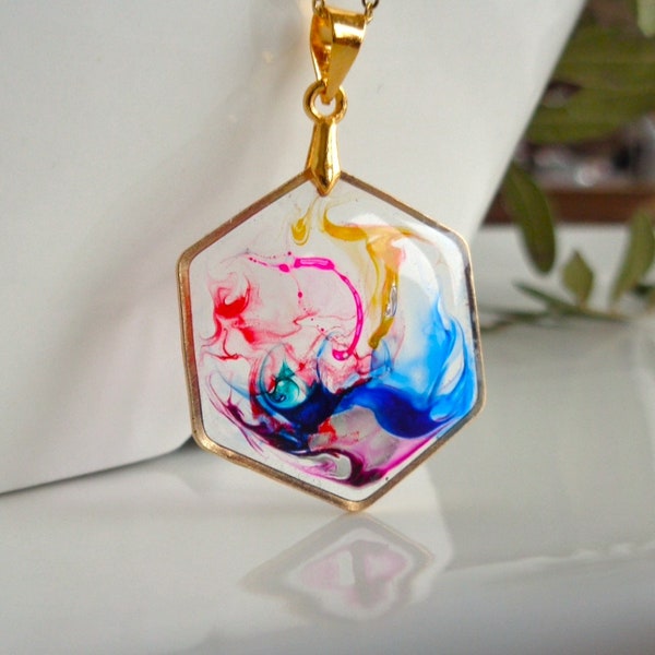 collier pendentif art contemporain en résiné transparent et couleurs acrylique , bijoux acier inoxydable . hand made gift