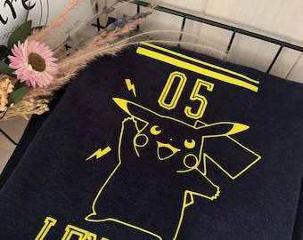 Chemise d'anniversaire pour garçon, Pikachu, personnalisée avec nom et numéro en bleu, t-shirt d'anniversaire