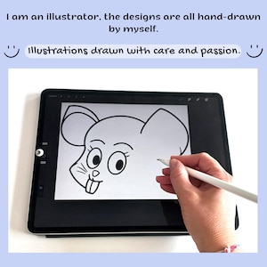 Peut inclure: Une illustration num&eacute;rique d'une souris de dessin anim&eacute; dessin&eacute;e sur une tablette &agrave; l'aide d'un stylet. La souris a de grands yeux, un petit nez et un grand sourire. L'illustration est en noir et blanc.