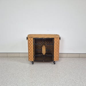 ミッドセンチュリーモダンバーカート（車輪付き） - 1960年代ドイツ製モバイルバーキャビネット、籐＆金属製ヴィンテージドリンクトロリー