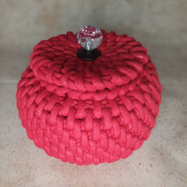 Bonbonnière rouge au crochet