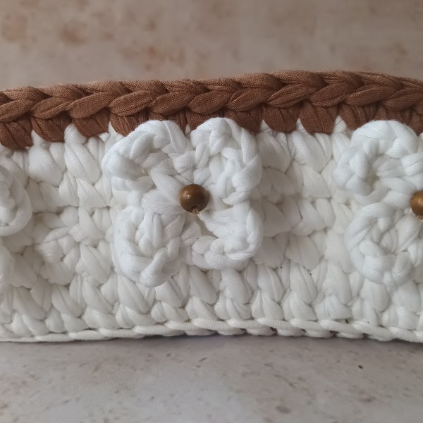 petit panier de rangement au crochet avec fleurs