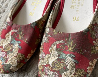 Par de zapatillas chinas vintage