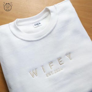 WIFEY Moletom bordado - suéteres combinando Wifey Hubby, suéteres de lua de mel para noivas e noivos, presentes de relacionamento perfeitos, presentes para futuras esposas