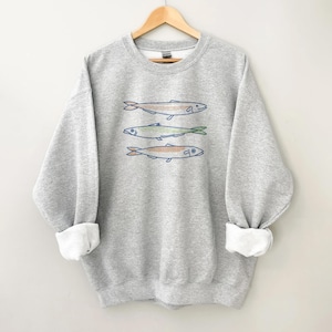 イワシのスウェットシャツ、刺繍入りイワシのセーター、魚好きのためのジャンパー、海の生き物ギフト、美しいイワシのクルーネック、彼女へのギフト