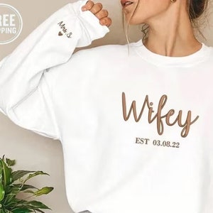 Moletom com gola redonda Wifey, suéter bordado personalizado para noiva, presente de noivado para festa de despedida de solteira da Sra. Noiva e noivo, suéter de casamento combinando
