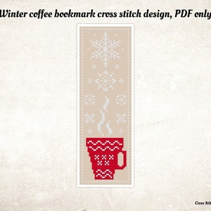 Op de afbeelding: Kruissteekpatroon voor een winterse koffie-bladwijzer. Het ontwerp toont een rode mok met stoom die eruit opstijgt, omringd door sneeuwvlokken op een beige achtergrond. De tekst "Cross Stitch by Camellia" staat onderaan de afbeelding.