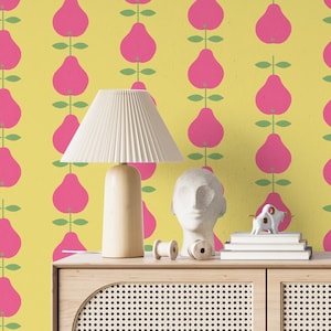 Carta da parati vintage con motivo a pera rosa, motivo a buccia e attacca, design retrò di frutta con sfondo giallo, decorazione da parete in tela strutturata facile da applicare